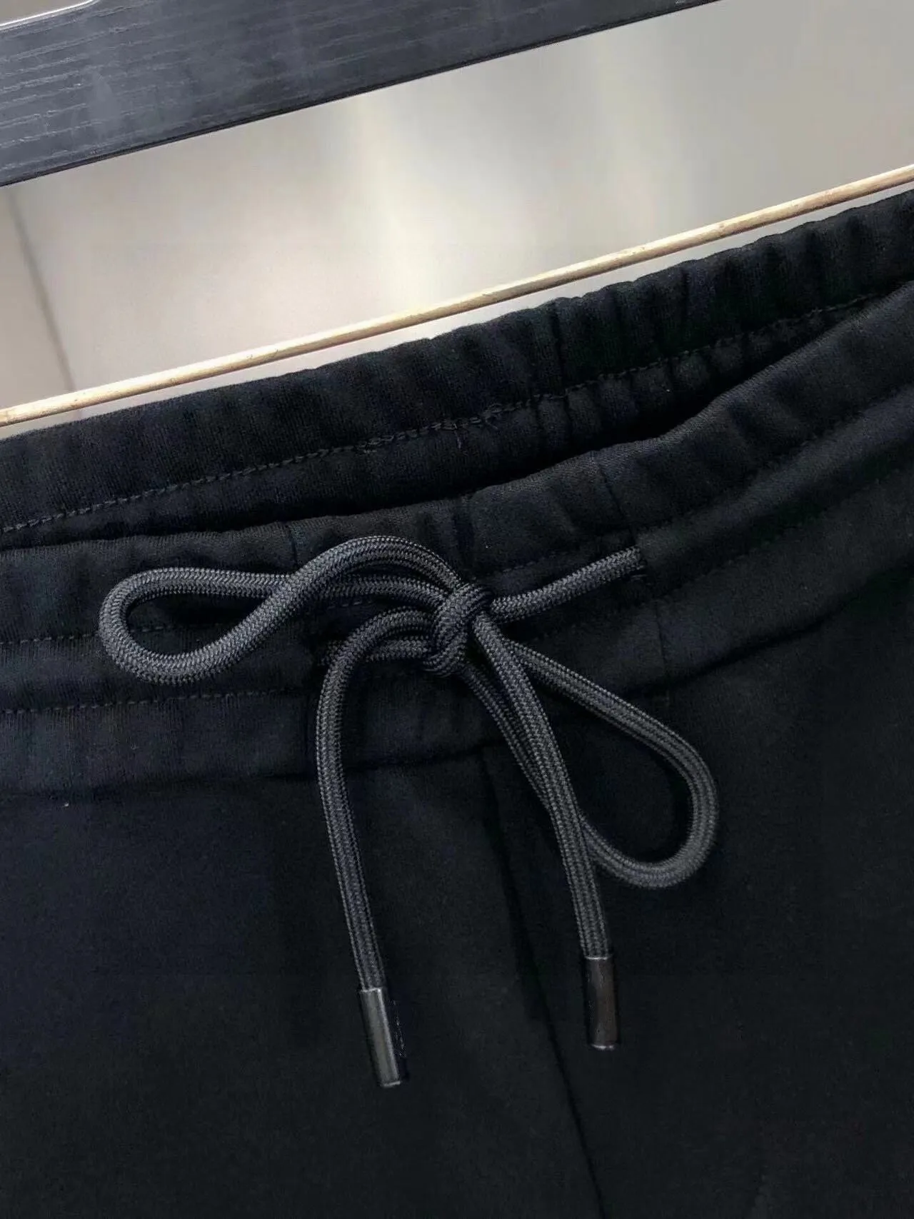 🅿️380 direct batch [LV Louis Vuitton] (Fat Man Gospel) hot-selling suit is coming. Focus on the original version of the official website. 2025 new hot-selling sweatshirt suit. The original order is the best. 🇭🇰The meticulous work of top designers. Just for a fitting and perfect upper body effect. 100% natural high-quality Roman cotton, close-fitting comfort, noble and elegant! Original hardware embodies elegance and nobility! Counter size: M-5XL (maximum wear up to 220 pounds)